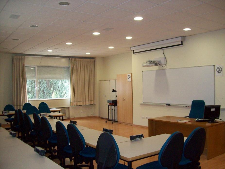 Aula destinada a la utilización de medios audiovisuales en la Escuela Universitaria de Estudios Empresariales (E.U.E.E.) de la Universidad de Vigo
